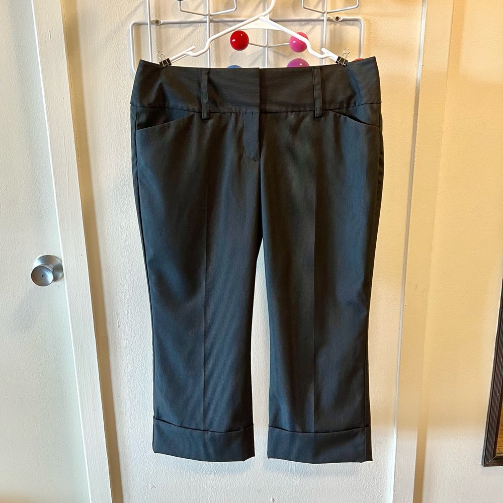 EXPRESS Design Studio 🩶 The Editor Pinstripe Straight-Leg Capri Pants